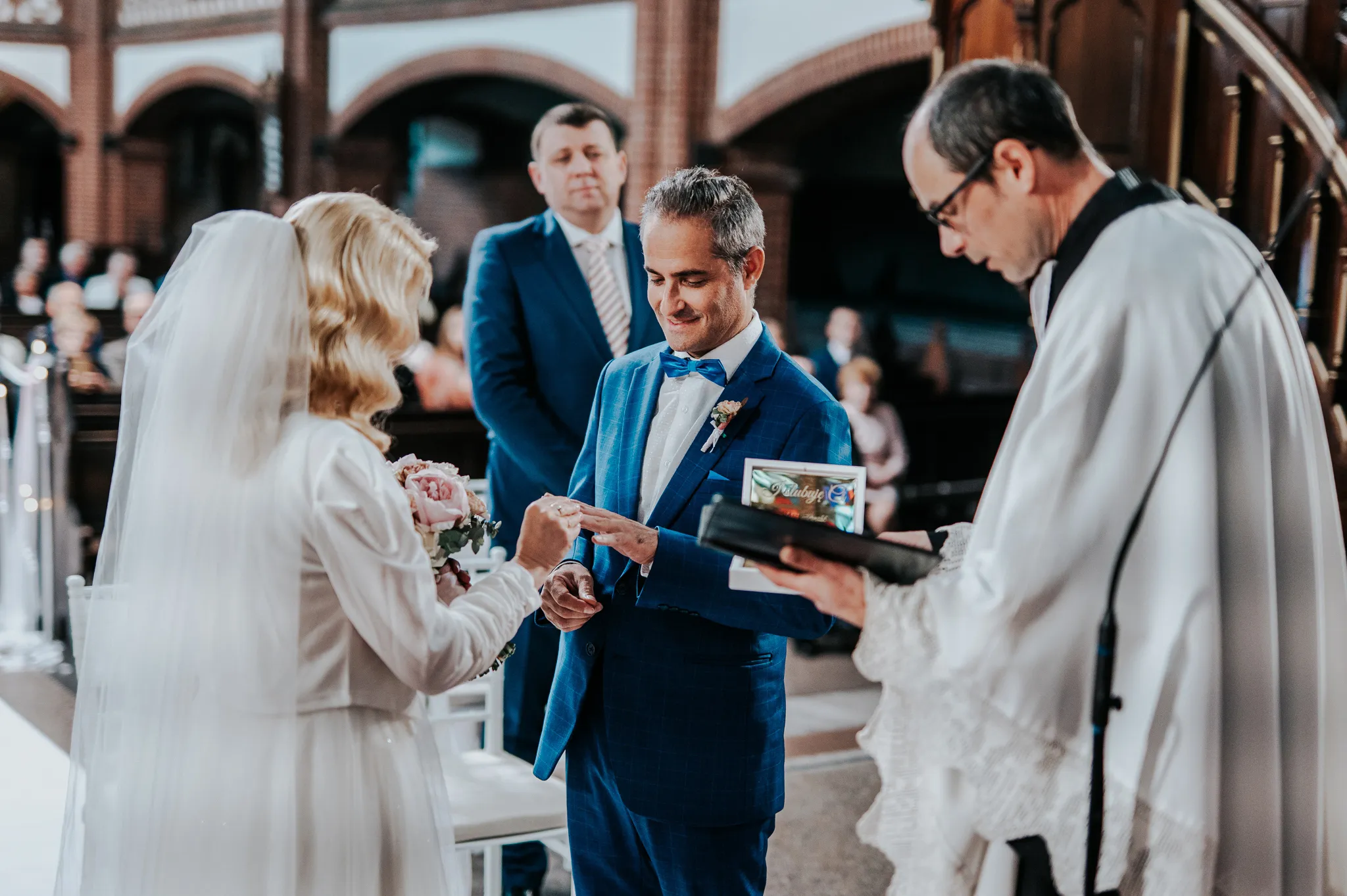Przysięga małżeńska, autentyczne emocje uchwycone przez fotografa hybrydowego, ślub w zabrzu kosciol sw anny